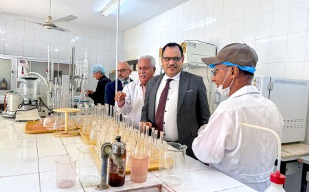 الوزير السقطري يدشن تسليم المختبر المركزي لمراقبة جودة الأسماك أجهزة جديدة