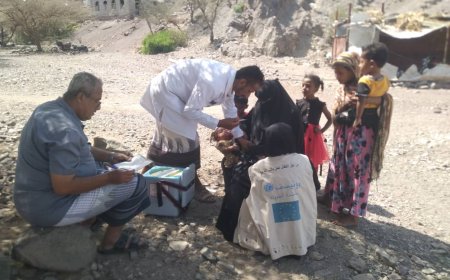 لحج.. مدير صحة المسيمير يشرف شخصيا على تنفيذ حملة النشاط الإيصالي التكاملي ويرافق فرق التحصين إلى قرى ومناطق المديرية