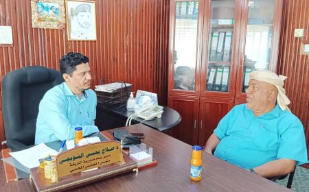 مدير عام البريقة يناقش مع مدير سنترال المدينة سير العمل والخدمات المقدمة للمشتركين