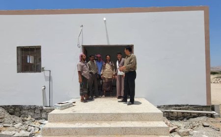 مدير عام رضوم بمحافظة شبوة يطلع على الأعمال النهائية في مشروع الوحدة الصحية بمنطقة باصفاق
