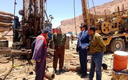 وكيل محافظة شبوة الخليفي يتفقد حقل الشبكة المائي ويشدد على ضرورة إنجاز المرحلة الثانية من المشروع