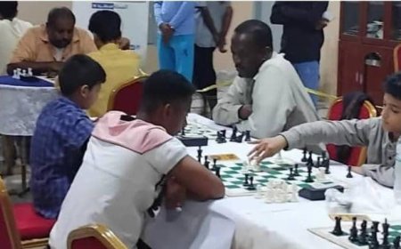 في نسختها العاشرة وبمشاركة 24 شطرنجياً.. منافسات ساخنة في اليوم الأول لبطولة الفقيد حسين العكبري الشطرنجية المفتوحة بالمكلا