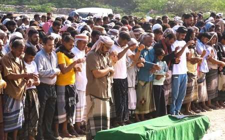 محافظ أبين يتقدم صفوف المصلين والمشيعين لفقيد الوطن والأدب والثقافة الشاعر ايهاب باضاوي