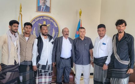 رئيس تنفيذية انتقالي شبوة يلتقي مدير مكتب الشباب بالمحافظة وأعضاء من مبادرة شباب مدينة عزان