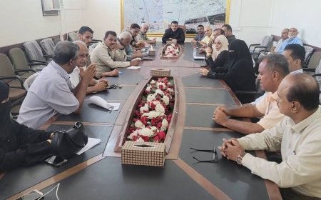 عدن.. تنفيذي المنصورة يناقش عدد من القضايا الخدمية والتنموية