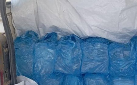 مؤسسة ثمار الخير تواصل توزيع الثلج في اليوم الرابع مع انقطاع الكهرباء للأسبوع الثاني