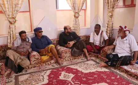 نائب رئيس انتقالي حضرموت يزور أسرتي الشهيدين بارجاش وبن همام