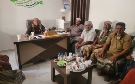 مدير وحدة النظافة والتحسين بمديرية تريم يجتمع بمشرفي وسائقي النظافة