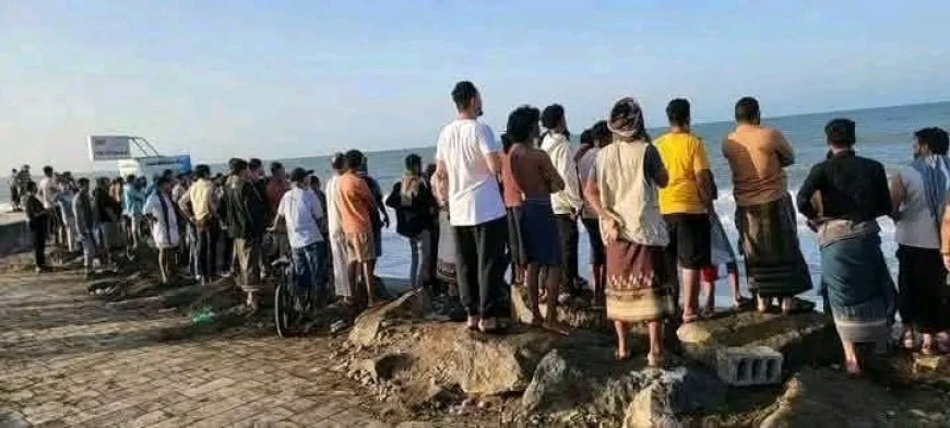 انتشال جثث ثلاثة شبان غرقوا في بحر كورنيش الحديدة