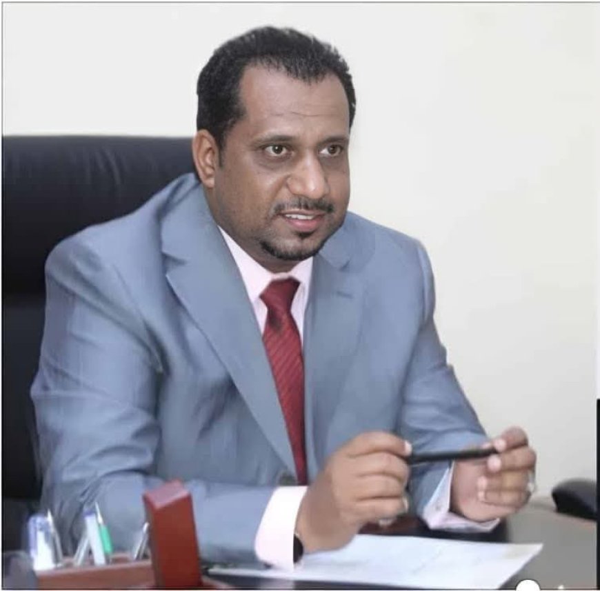 محافظ حضرموت يقدّم التعازي لنجل الأكاديمي محمد بن جمعان.. والأمين العام يحضر تشييع جثمانه بمدينة الحامي