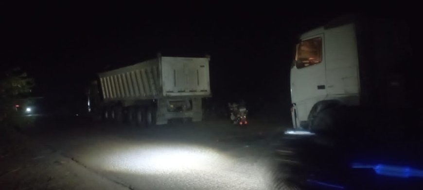 عودة حجز شاحنات نقل الاسمنت وسيارات مصنع الاسمنت بخط باتيس الحصن