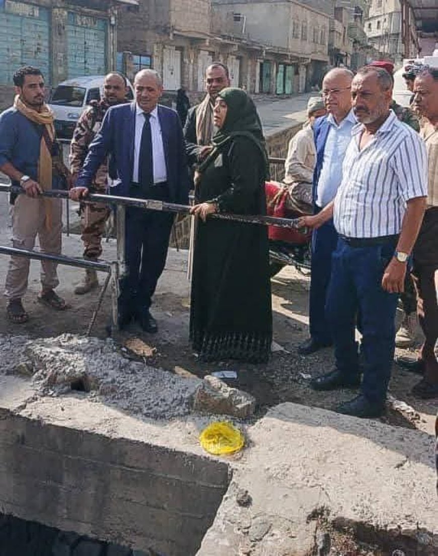 وكيل أول محافظة تعز يتفقد مجاري وعبارات السيول في المدينة بعد هطول الأمطار