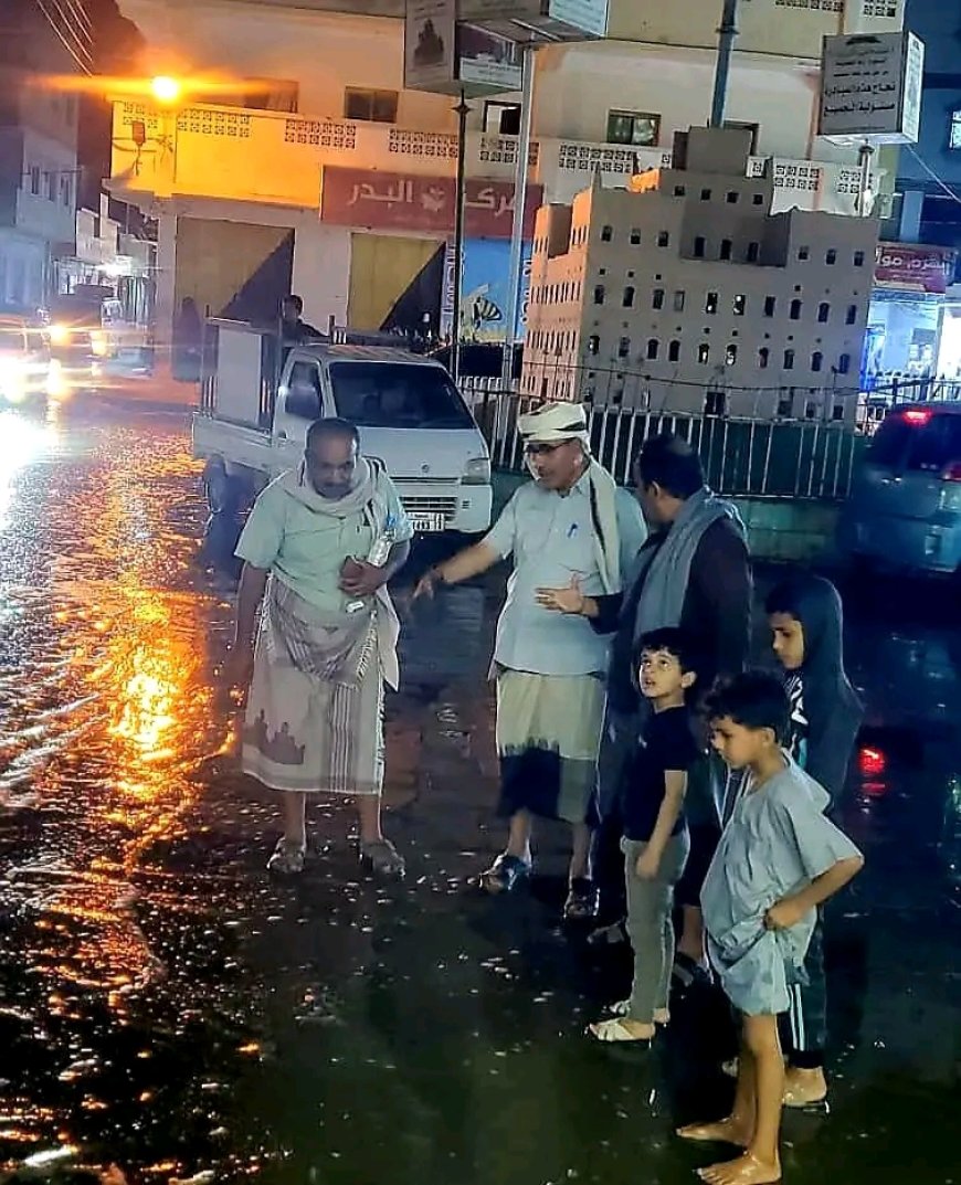 مدير عام عتق الخليفي يتفقد عملية تصريف مياه الأمطار التي شهدتها المدينة اليوم
