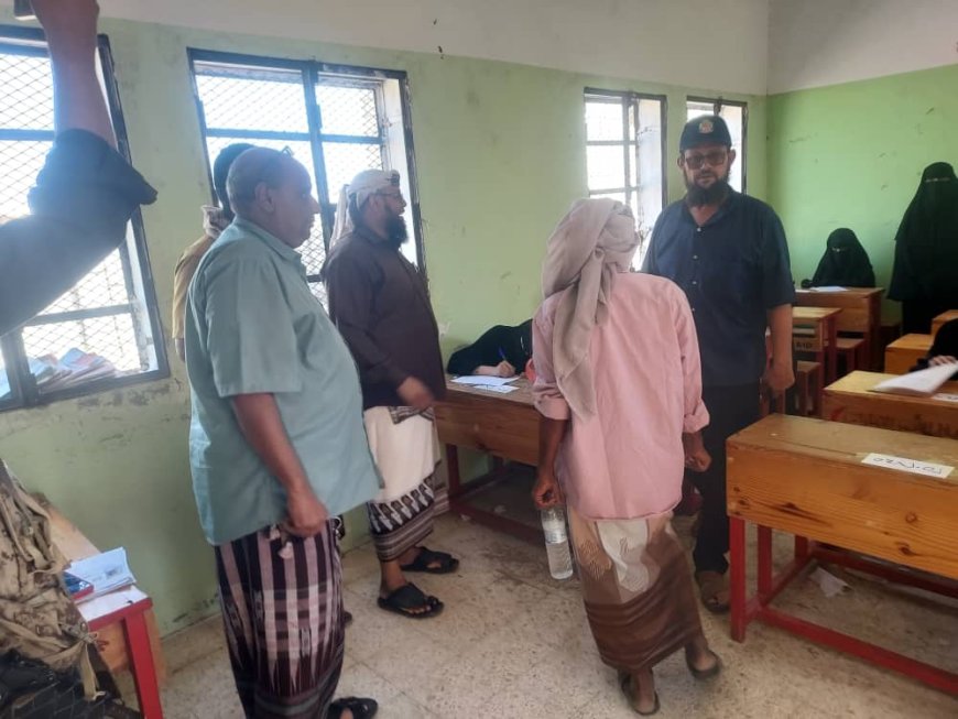 مدير عام المضاربة والأمين العام للمجلس المحلي ومدير إدارة التربية يدشنون امتحانات الشهادة الأساسية لمدارس المديرية
