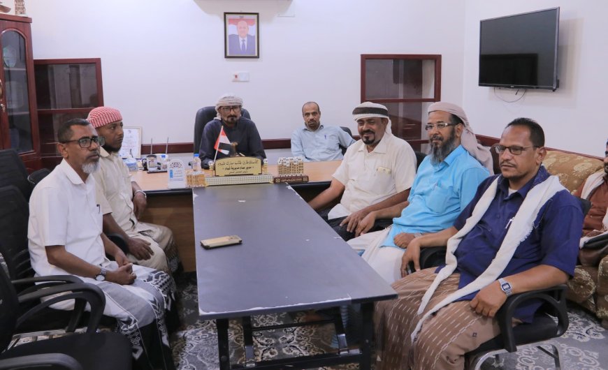 اللجنة الرئاسية بمهرجان "أسرة واحدة" للزواج الجماعي الأول بالشُحرة تكرّم فلهوم مدير عام المديرية تقديرًا لدوره البارز في إنجاح فعاليات المهرجان