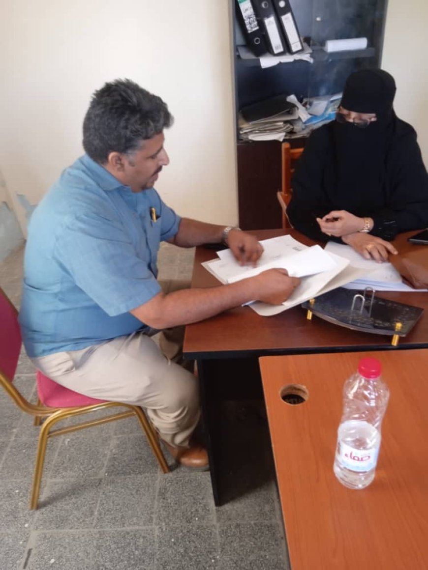 مدير التجارة والصناعة يناقش مع مديرية الخدمة المدنية تسوية وضع الموظفين.