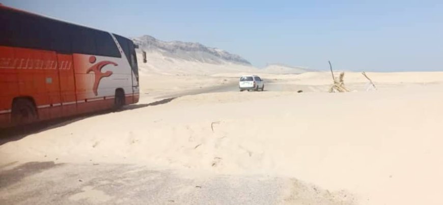 الكثبان الرملية في ساحل لمبح بميفع تُعيق حركة السير على الخط الدولي المكلا - شبوة - عدن