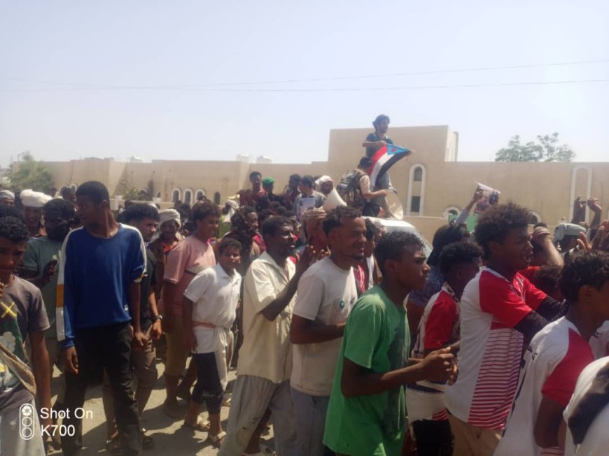 أبناء مديرية خنفر من كوادر وشخصيات اجتماعية وقطاع نسوي ينظمون وقفة تضامنية مع قيادة ومنتسبي جهاز مكافحة الإرهاب في أبين