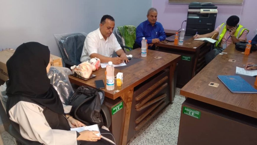 نائب مدير عام صحة لحج ومدير عام المعهد الصحي يناقشان مع منظمة الإغاثة الإسلامية إجراءات قبول 75 طالبة