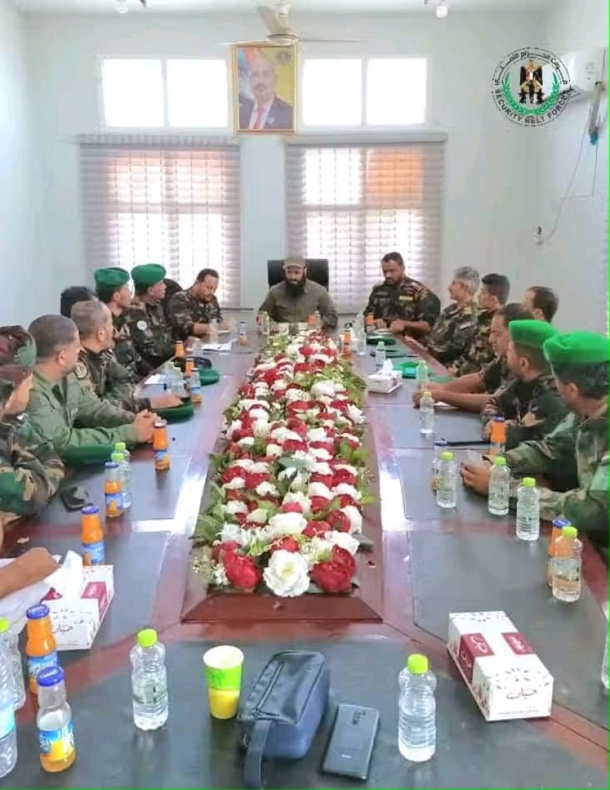 العميد الوالي يترأس اجتماعًا أمنيًا موسعًا بقيادة وضباط قوات الحزام الأمني في لحج