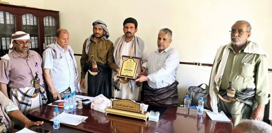 مدير عام مديرية بيحان يكرم أسرة آل عبيد المطهري لدعمهم السخي لمستشفى بيحان بالأجهزة والمعدات الطبية