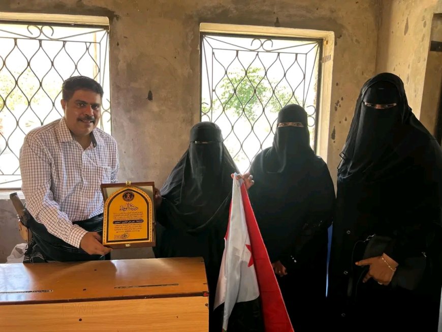 العميد المحمدي يكرم المناضلة أم هارون العكبري تقديرًا لمشاركتها في مليونية حضرموت أولًا بالمكلا