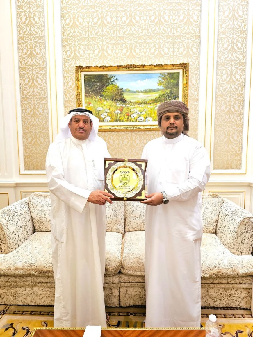 رئيس جامعة المهرة يقدّم درع الجامعة لرئيس أمناء الجامعة الدولية تقديراً لاستضافة المؤتمر العام الـ57 لاتحاد الجامعات العربية.