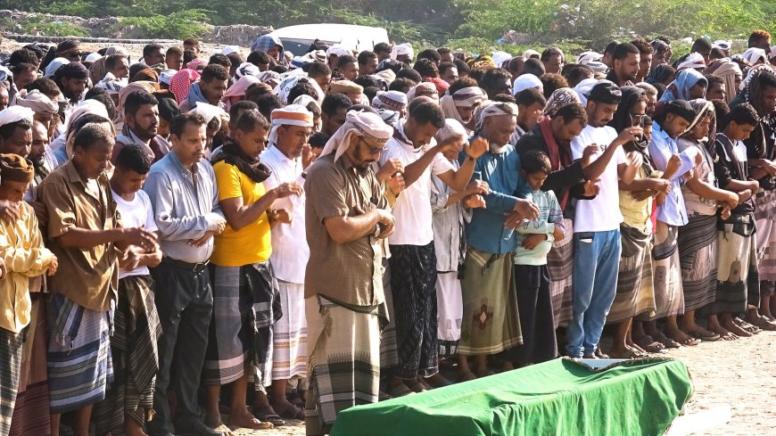 محافظ أبين يتقدم صفوف المصلين والمشيعين لفقيد الوطن والأدب والثقافة الشاعر ايهاب باضاوي