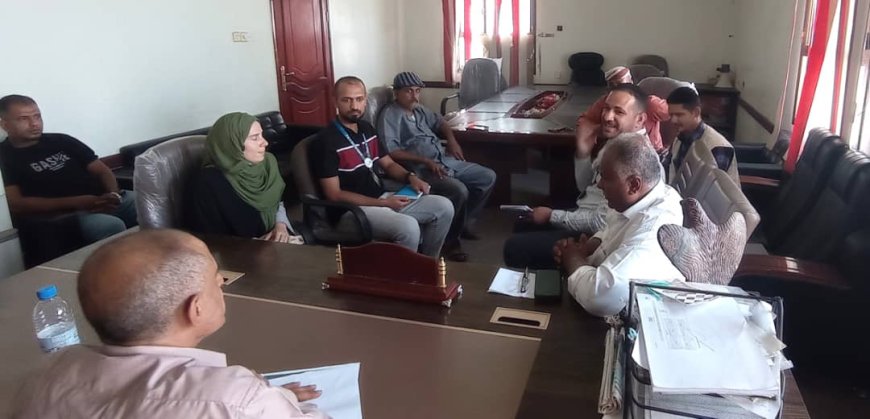 مدير تربية لحج يناقش تدخلات منظمة الإعانة الإسلامية الفرنسية لتعزيز التعليم بالمحافظة