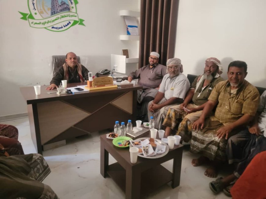 مدير وحدة النظافة والتحسين بمديرية تريم يجتمع بمشرفي وسائقي النظافة