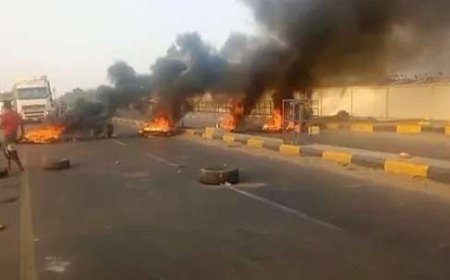 لحج.. احتجاجات في مدينة الحوطة تندداً بتدهور الخدمات وانهيار العملة