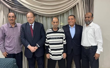 الرئيس علي ناصر محمد يقوم بزيارة الكابتن جميل سيف في مقر إقامته في العاصمة المصرية القاهرة