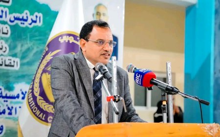 الوزير السقطري يهنئ بمناسبة عيد العمال