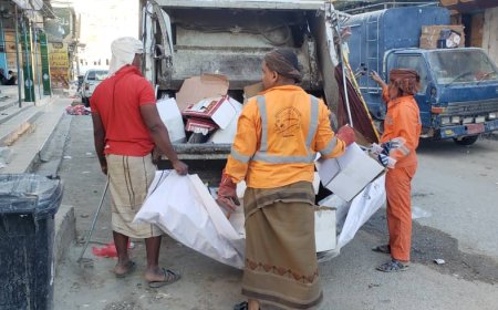 في عيد العمال العالمي .. باقات ورد لمهندسي النظافة