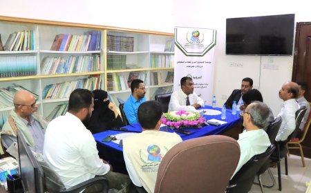 وفد مجلس إدارة مؤسسة الصندوق الخيري للطلاب المتفوقين يلتقي بقيادة فرع المؤسسة بسيئون