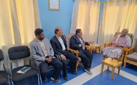 بحث أوجه التعاون المشترك بين مؤسسة الصندوق الخيري للطلاب المتفوقين ومكتب وزارة التربية والتعليم بحضرموت الوادي والصحراء