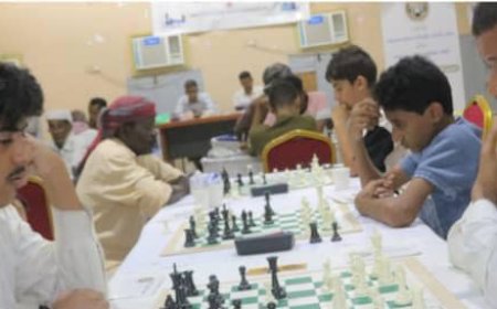 المعارك تشتد في بطولة الفقيد العكبري الشطرنجية العاشرة بالمكلا.. بامعلم ينفرد وحيداً بالصدارة والعميري يلاحقه وصراع النقاط الثلاث ساخن ومثير