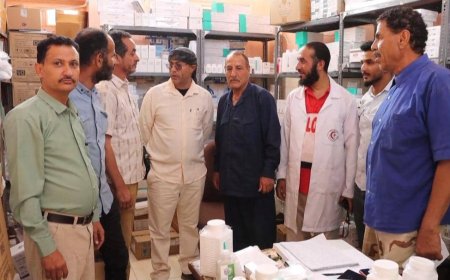 مدير عام الشعيب يتفقد سير العمل في مستشفى الشهداء الثلاثة