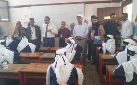 وكيل محافظة أبين ومدير التربية وفريق الاشراف الوزاري يدشنون امتحانات الثانوية العامة بزنجبار عاصمة المحافظة