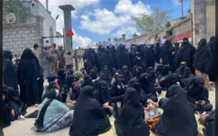 نساء المهرة ينظمن وقفة احتجاجية تغلق منفذ صرفيت الحدودي مع سلطنة عمان احتجاجاً على تردي الكهرباء