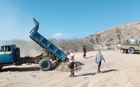 أهالي وادي حمراء بالمحفد ينتفضون لإصلاح طريقهم.. ومطالبات بتدخل حكومي لإنهاء سنوات المعاناة