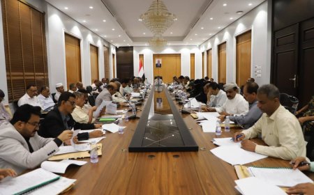 المكتب التنفيذي بحضرموت يناشد مجلس القيادة الرئاسي بحلول عاجلة لأزمة الكهرباء ويشدد على العمل بروح الفريق لخدمة المواطنين