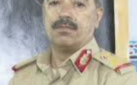 العميد الركن مهندس فضل محمد عبيد غرامه يعزي أبناء الفقيد العقيد علي طريش الصبيحي