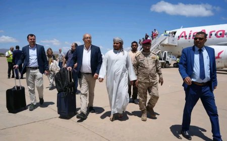 محافظ سقطرى يعود للأرخبيل بعد زيارة رسمية لدولة الإمارات العربية المتحدة