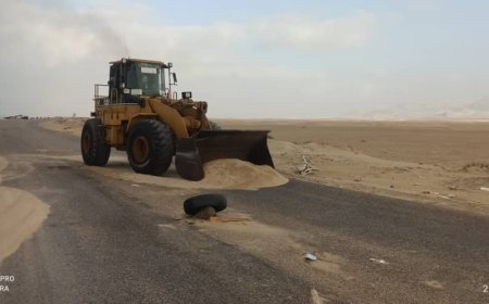 بتوجيهات مباشرة من دولة رئيس مجلس الوزراء الأستاذ سالم بن بريك تبداء أعمال الصيانه وإزاحة الرمال بالطريق الدولي المكلا عدن