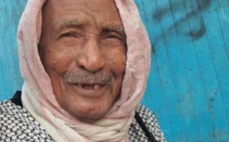 مدير عام إعلام أبين يعزي بوفاة العم سالم صالح عبود حارس مكتب التربية والتعليم