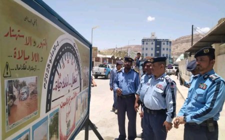 شرطة السير بوادي حضرموت تنظم معرضاً توعوياً في سوق سيئون العام وتواصل نزولها الميداني بتوزيع الملصقات التوعوية في المديريات