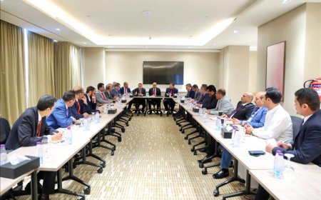 رئيس الوزراء يعقد اجتماعاً مع رئيس وأعضاء المجلس الأعلى للتكتل الوطني للأحزاب والمكونات السياسية