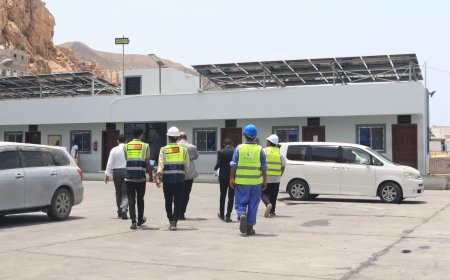 تدشين مشروع توفير وتركيب نظام الطاقة الشمسية لمركز الإنزال السمكي في المكلا 