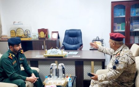 قائد المنطقة العسكرية الأولى يزور إدارة أمن حضرموت الوادي والصحراء لتعزيز الشراكة الأمنية